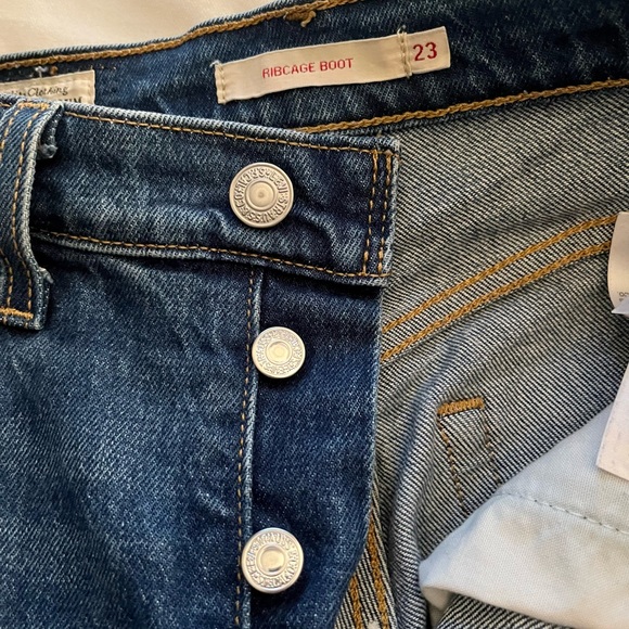 Levi’s Denim Ribcage Boot Petite Distressed Jeans - Size 23 - Picture 4 of 4